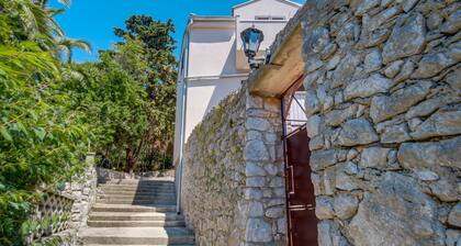 Das Apartment Sandra 2 befindet sich in der Gegend von Malin, Mali Lošinj. Geeignet für 2 Personen, im Erdgeschoss, bestehend aus: Schlafzimmer, Küche, Badezimmer mit Dusche und Terrasse.