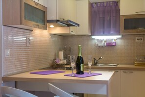 Fridge, oven, cookware/dishes/utensils