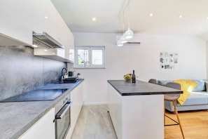 Refrigerador, cafetera y tetera y utensilios de cocina 