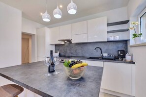 Réfrigérateur, cafetière/bouilloire