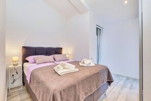 2 bedrooms, iron/ironing board, WiFi, bed sheets