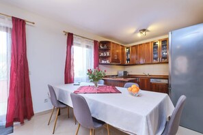 Dining - Apartment Dino 1, situated on the ground floor, ideal for four people. (Mali Lošinj)