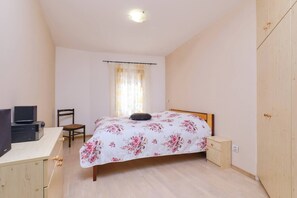 2 habitaciones, tabla de planchar con plancha, wifi y ropa de cama 
