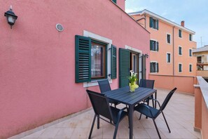 Outdoor dining - Apartment Dino 1, situated on the ground floor, ideal for four people. (Mali Lošinj)