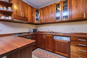 Geladeira, micro-ondas, fogão, lava-louças