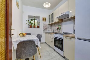 Geladeira, fogão, cooktop, cafeteira/chaleira