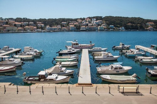 Apartment Vindobona in Mali Lošinj, offers a balcony and a terrace with a beautiful sea view. <br> 