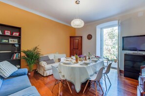 TV - Apartment Vindobona in Mali Lošinj, offers a balcony and a terrace with a beautiful sea view. <br>  (Mali Lošinj)