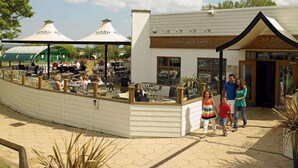 Eine Lounge-Bar-Café mit Außenbereich und heller Fassade.