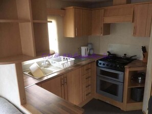Faház | Privát konyha | Hűtőszekrény, mikrohullámú sütő, sütő és főzőlap