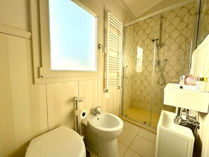 Shower, bidet, towels, toilet paper - House Viareggio Monica grande (Viareggio)
