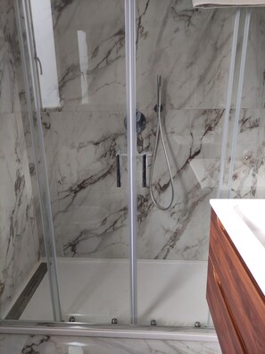 Dusche, Bidet, Handtücher, Toilettenpapier