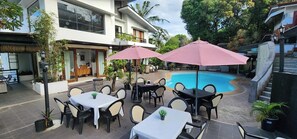 2 outdoor pools