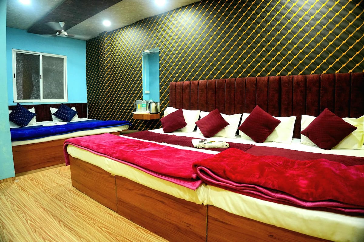 Room | Desk, free WiFi, bed sheets