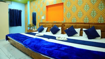 Quadruple Room | Desk, free WiFi, bed sheets