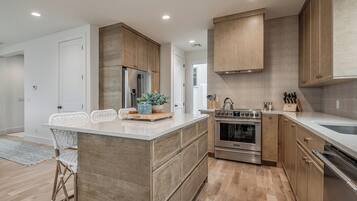 Réfrigérateur, micro-ondes, cafetière/bouilloire, grille-pain