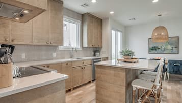 Réfrigérateur, micro-ondes, cafetière/bouilloire, grille-pain