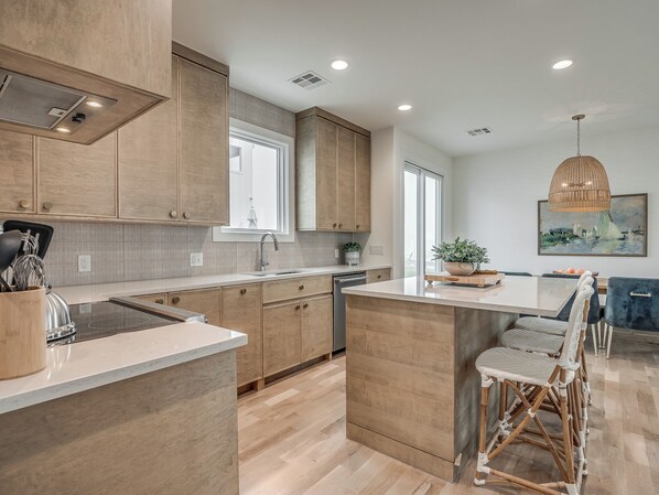 Kühlschrank, Mikrowelle, Wasserkocher mit Kaffee-/Teezubehör, Toaster