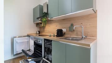 Estudio de lujo, vista a la ciudad | Cocina privada | Frigobar, horno, parrilla de estufa y lavavajillas
