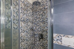 Luxe studio, uitzicht op de stad | Badkamer met douche