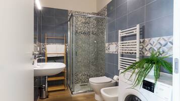 Luxury Studio, City View | Bilik Mandi | Pancuran mandi, pengering rambut, tuala disediakan, sabun