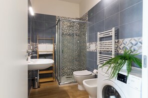 Estudio de lujo, vista a la ciudad | Baño | Regadera, secadora de cabello, toallas, jabón 