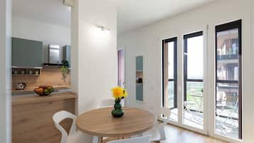 Estudio de lujo, vista a la ciudad | Área de sala de estar | Smart TV de 32 pulgadas con canales digitales