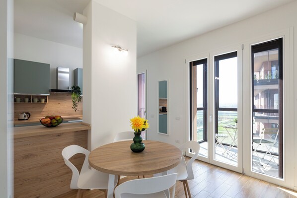 Luksusstudio, byutsikt | Oppholdsområde | En 32-tommers smart-TV med digitale kanaler