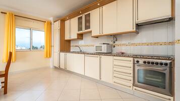 Kylskåp, mikrovågsugn, ugn och spishäll