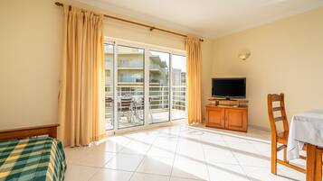 2 soverom, strykejern/-brett og sengetøy