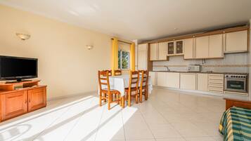 Kylskåp, mikrovågsugn, ugn och spishäll