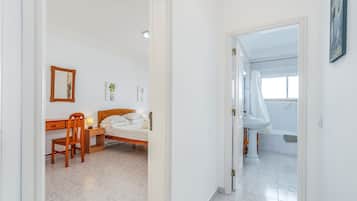 2 makuuhuonetta, silitysrauta/-lauta, vuodevaatteet