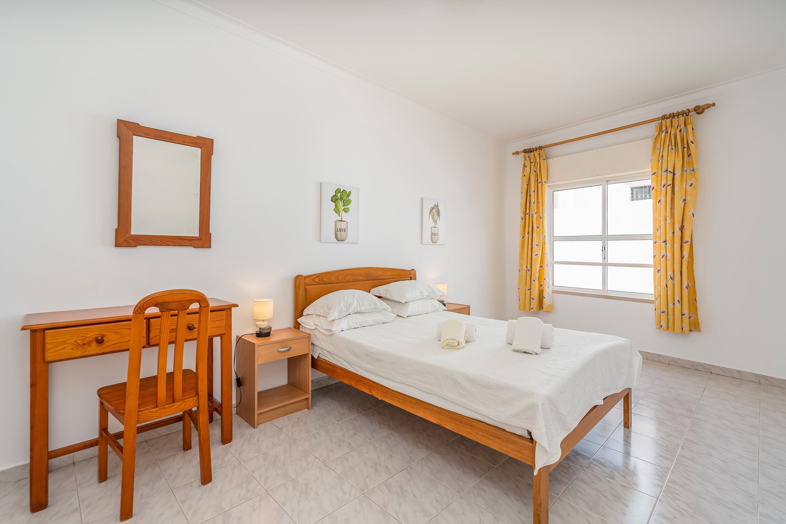 2 quartos, ferros/tábuas de passar roupa, roupa de cama