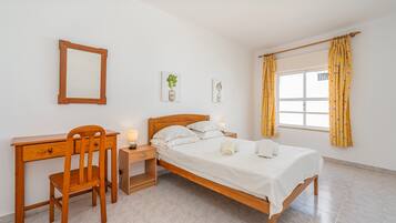 2 quartos, ferros/tábuas de passar roupa, roupa de cama