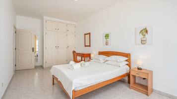 2 habitaciones, tabla de planchar con plancha y ropa de cama