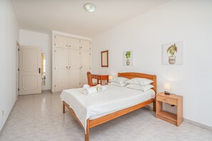 2 bedrooms, iron/ironing board, bed sheets