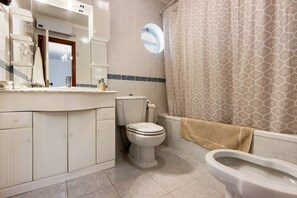 Regadera, secadora de cabello, toallas 