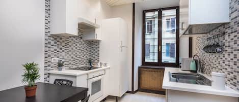 Refrigerador, horno, cafetera y tetera y tetera eléctrica