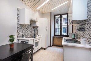 Fridge, oven, coffee/tea maker, electric kettle