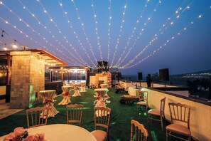 Zona a l'aire lliure per a la celebració de banquets