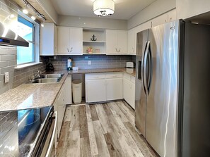 電冰箱、微波爐、烤箱、爐台