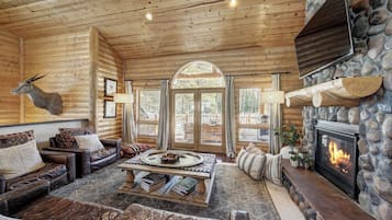 Een smart-tv en een open haard