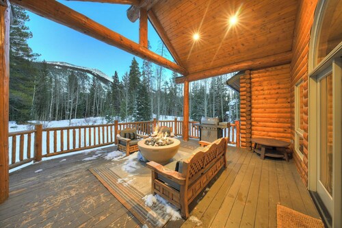 Private log cabin in the woods with everything you come to Colorado for