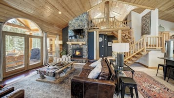 Een smart-tv en een open haard