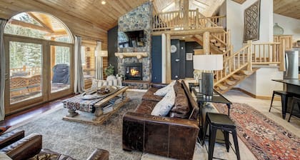 Private log cabin in the woods with everything you come to Colorado for