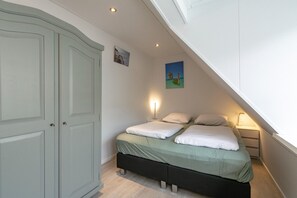 8 bedrooms, individually furnished, bed sheets - Gorgeous Holiday Home by the Beachside (Callantsoog)