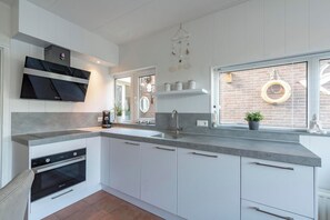 Bungalow – classic, 4 soverom | Eget kjøkken | Kjøleskap, mikrobølgeovn, ovn og oppvaskmaskin