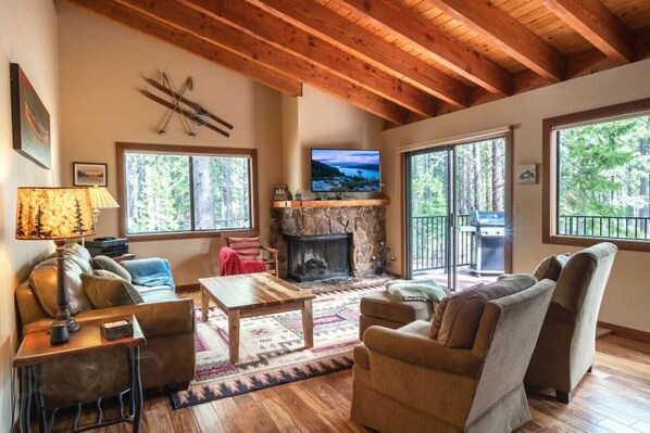TV, fireplace, offices - Palisades and North Star Ski Apres at St. Francis (Tahoe City)