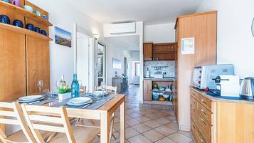 Apartamento família, 2 quartos, 2 banheiros (Ceraso Sunset) | Cozinha privada | Máquina de café expresso