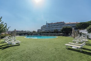 Een seizoensgebonden buitenzwembad